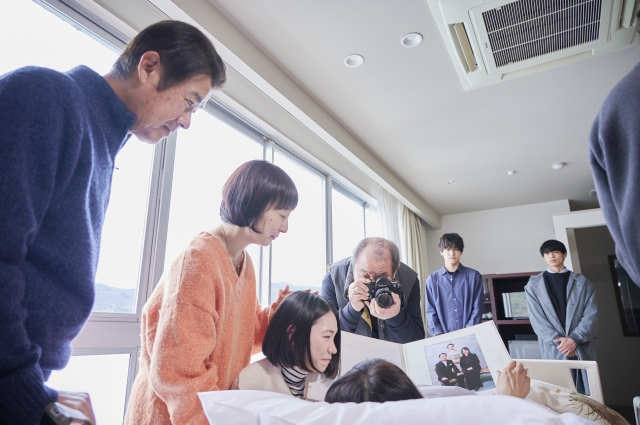 (c)2024「明日を綴る写真館」製作委員会 (c)あるた梨沙／KADOKAWA