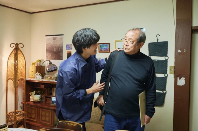 (c)2024「明日を綴る写真館」製作委員会 (c)あるた梨沙／KADOKAWA