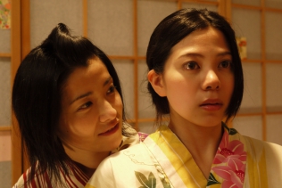 耳をかく女