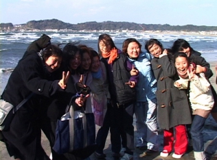 河を渡る人々