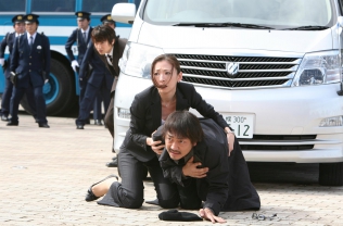 笑う警官